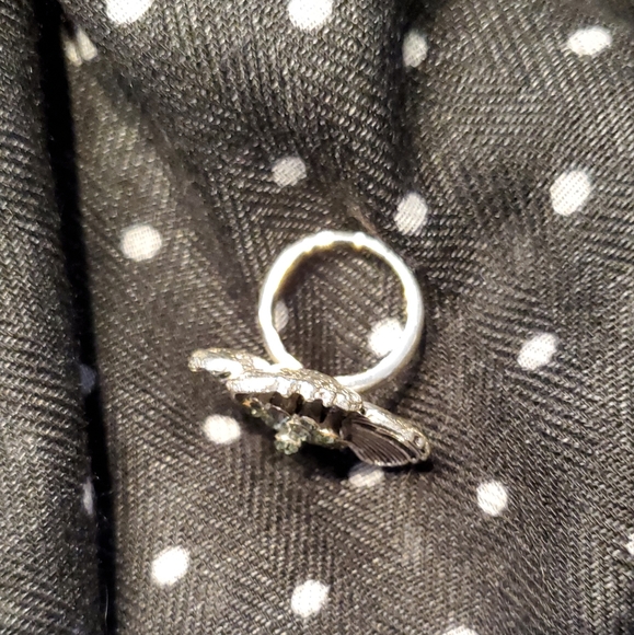 9/$30 ππ€ EUC floral ring with faux diamond stones in centre - Picture 7 of 9